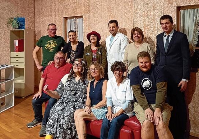 In voller Montur: Die Theatergruppe Birrwil spielt in diesem Jahr die Komödie «Ein Mann spielt verrückt». Foto: Stefanie Osswald