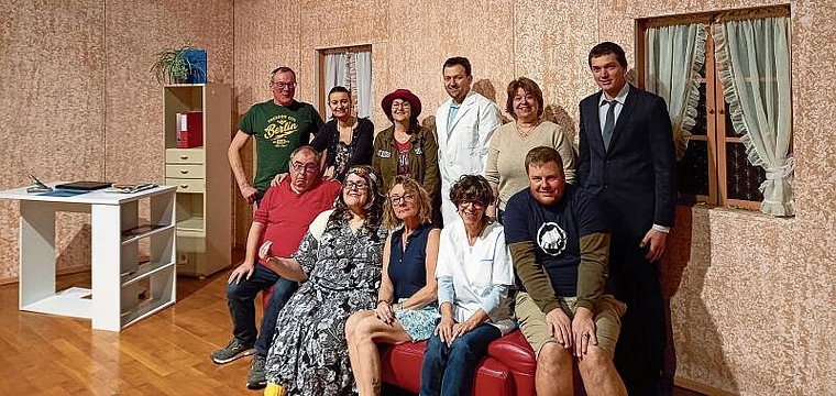 In voller Montur: Die Theatergruppe Birrwil spielt in diesem Jahr die Komödie «Ein Mann spielt verrückt». Foto: Stefanie Osswald