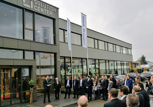 Grosse Investition in nicht einfachen Zeiten: Geschäftsführer Serge Tanner begrüsst in Meisterschwanden die Gäste zur Einweihung des «Solution Centers» der Verpackungsfirma ATS-Tanner-Gruppe. Fotos: Fritz Thut