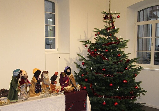 Nur die vergitterten Fenster sind ungewöhnlich: Dekoration für die Weihnachtsfeier in der Justizvollzugsanstalt Lenzburg. Foto: zvg
