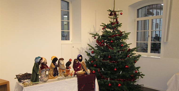 Nur die vergitterten Fenster sind ungewöhnlich: Dekoration für die Weihnachtsfeier in der Justizvollzugsanstalt Lenzburg. Foto: zvg