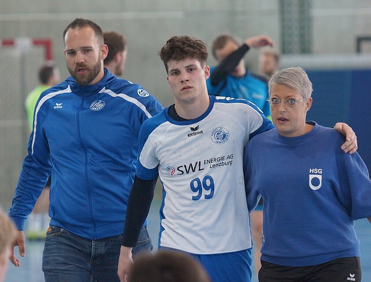 <em>Schmerzen im letzten Heimspiel der Saison:</em> Topskorer Stefan Burgherr (Mitte) wird beim 26:17-Sieg über Langenthal von Assistenztrainer Roman Hintermann und Pflegerin Andrea Wüst vom Feld begleitet. Foto: Ruedi Burkart