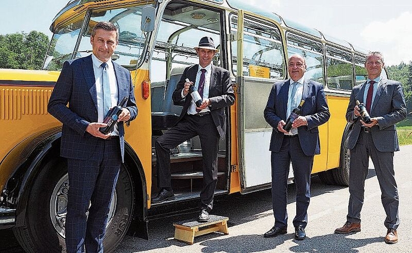 Verteilten mit der «Tour de vin» die Gewinnerzertifikate: Jacques Gerber (Regierungsrat Kanton Jura), Grossratspräsident Pascal Furer, Landwirtschaftsdirektor Markus Dieth und Roland Michel (Präsident Branchenverband Aargauer Wein). Foto: zvg