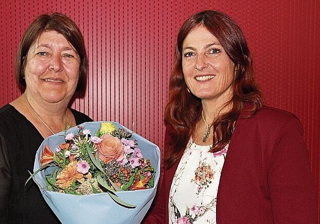 Mit Blumen aufgenommen: Präsidentin Corin Ballhaus freut sich auf die Mitarbeit des neuen Vorstandsmitgliedes Esther Béchir. Foto: Alfred Gassmann