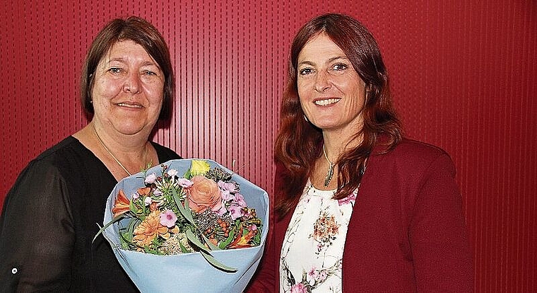 Mit Blumen aufgenommen: Präsidentin Corin Ballhaus freut sich auf die Mitarbeit des neuen Vorstandsmitgliedes Esther Béchir. Foto: Alfred Gassmann