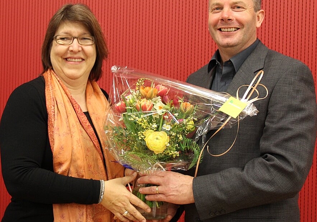 Novum in der Vereinsgeschichte: Corin Ballhaus darf als erste Präsidentin die Gratulationen von Vorgänger Hansjörg Salm entgegennehmen. Foto Alfred Gassmann