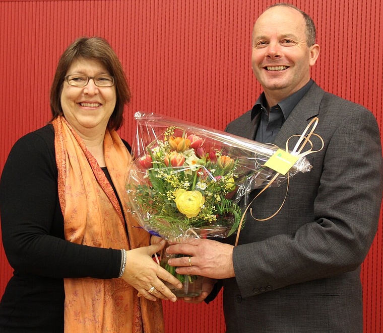 Novum in der Vereinsgeschichte: Corin Ballhaus darf als erste Präsidentin die Gratulationen von Vorgänger Hansjörg Salm entgegennehmen. Foto Alfred Gassmann