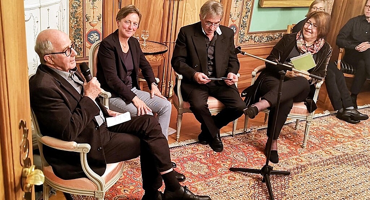 <em>«Prosecco»-Diskussion über Lenzburger Wein:</em> Kurt Wernli (Ortsbürger), Monica Stauffer (Schlossberger), Nik Rüttimann (JVA) und Moderatorin Corin Ballhaus. Foto: Fritz Thut