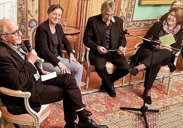 <em>«Prosecco»-Diskussion über Lenzburger Wein:</em> Kurt Wernli (Ortsbürger), Monica Stauffer (Schlossberger), Nik Rüttimann (JVA) und Moderatorin Corin Ballhaus. Foto: Fritz Thut