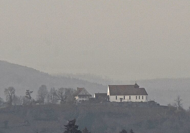 In Saharastaub gehüllt: Die Staufbergkirche ob Staufen. Foto: Andreas Walker
