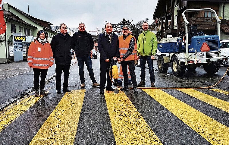 Mit Kompressor mitten auf dem Zebrastreifen: Symbolischer Spatenstich aller Beteiligten der Poststrassensanierung in Seengen. Foto: Fritz Thut