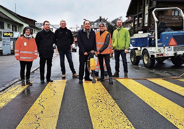 Mit Kompressor mitten auf dem Zebrastreifen: Symbolischer Spatenstich aller Beteiligten der Poststrassensanierung in Seengen. Foto: Fritz Thut