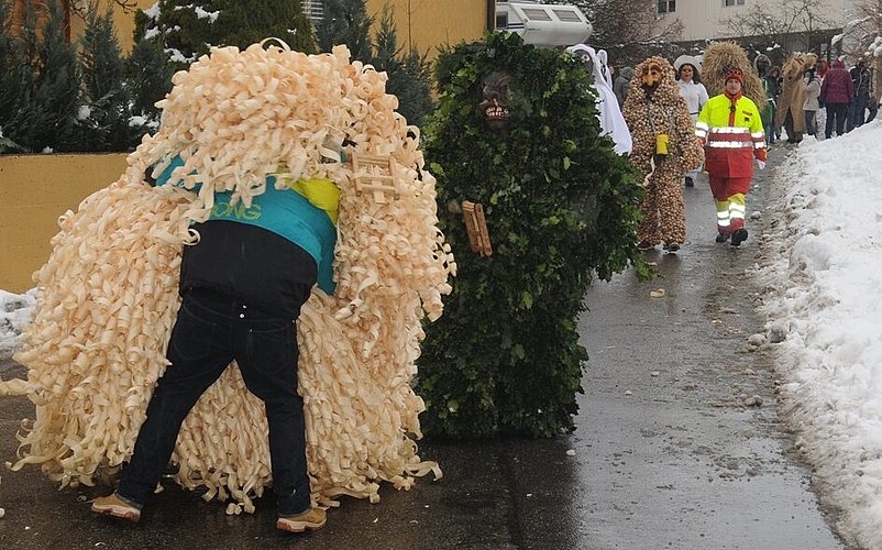 <em>Bärzeli: </em>Die Bärzelifiguren machen jeweils am 2. Januar Hallwil unsicher; wer ihnen zu nahe kommt, wird gepackt. Foto: Andreas Walker
<em>Bärzeli: </em>Die Bärzelifiguren machen jeweils am 2. Januar Hallwil unsicher; wer ihnen zu nahe kommt, wird gepackt. Foto: Andreas Walker