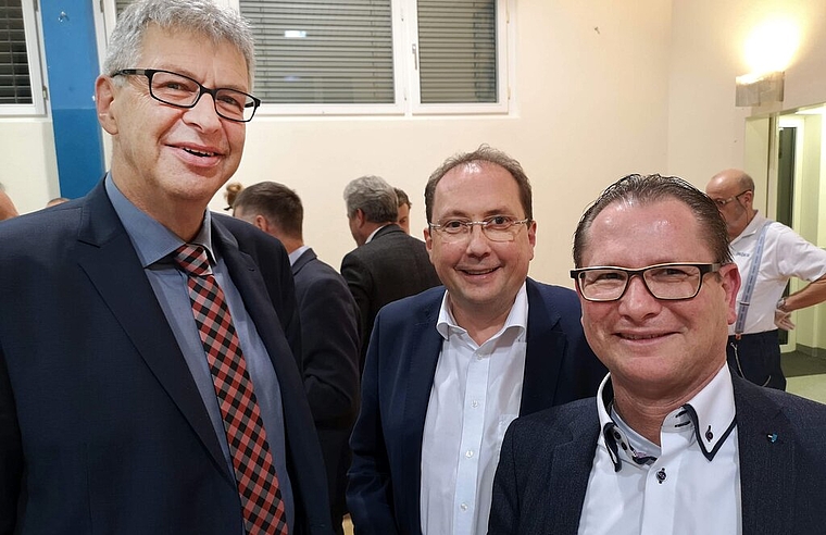 <em>Verabschiedung eines «engagierten, aber kritischen» Kollegen:</em> LLS-Präsident Daniel Mosimann und LLS-Vizepräsident Jörg Bruder mit dem scheidenden Egliswiler Gemeindeammann Rolf Jäggi. Foto: Fritz Thut