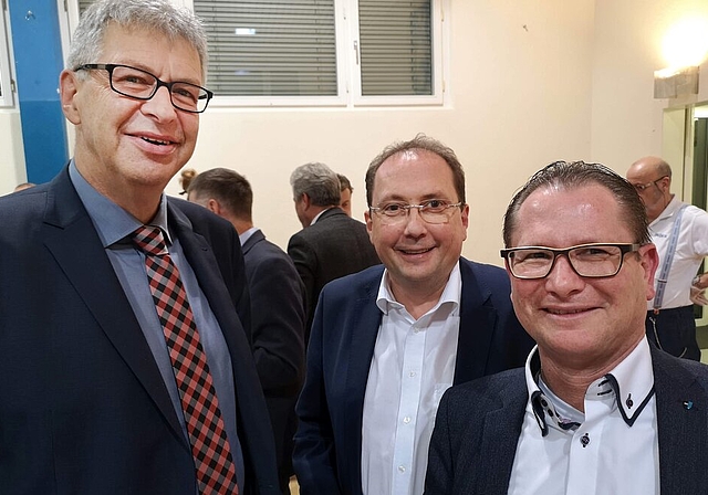 <em>Verabschiedung eines «engagierten, aber kritischen» Kollegen:</em> LLS-Präsident Daniel Mosimann und LLS-Vizepräsident Jörg Bruder mit dem scheidenden Egliswiler Gemeindeammann Rolf Jäggi. Foto: Fritz Thut