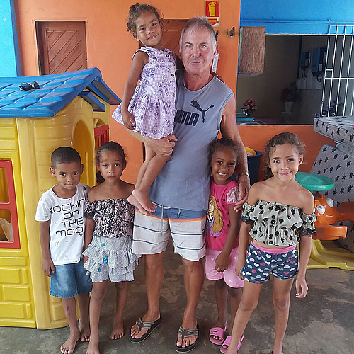 Kontrolle vor Ort: Hans Haller mit von seiner Stiftung betreuten Kindern im Nordosten von Brasilien. Foto: zvg
