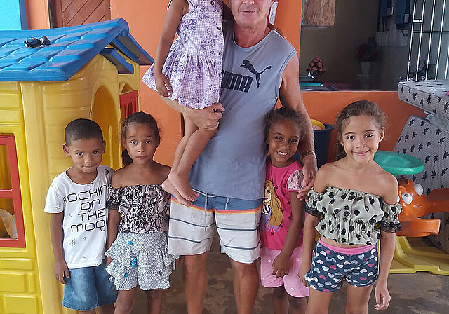 Kontrolle vor Ort: Hans Haller mit von seiner Stiftung betreuten Kindern im Nordosten von Brasilien. Foto: zvg
