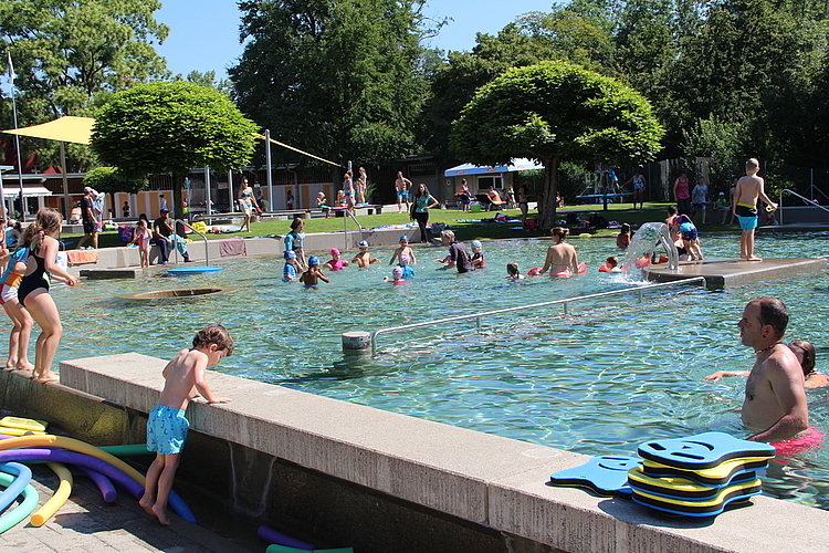 Ein Schwumm im kühlen Nass ist sehr beliebt: Das tolle Wetter lockt Hunderte ins Schwimmbad Walkematt. Foto: Carolin Frei
