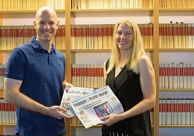 Behutsam legt Gabriela Furter die Zeitung in Lukas Fischers Hände. Er zeichnet isch neu verantwortlich für den «Rechtstipp».Foto: Rinaldo Feusi