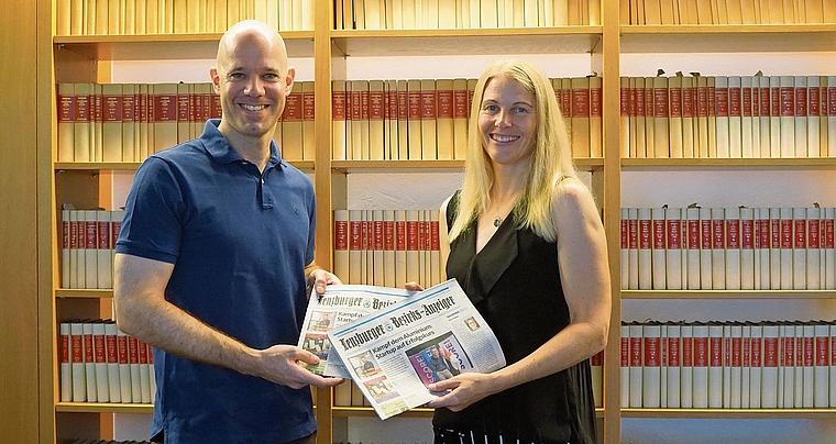 Behutsam legt Gabriela Furter die Zeitung in Lukas Fischers Hände. Er zeichnet isch neu verantwortlich für den «Rechtstipp».Foto: Rinaldo Feusi