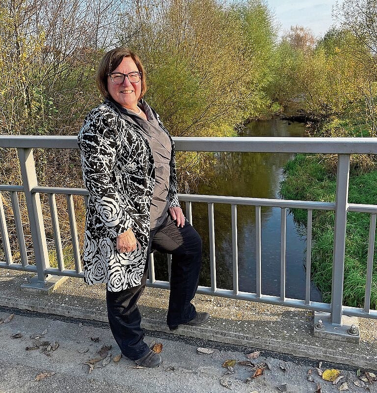 Sabina Vögtli-Fischer auf der Bünzbrücke: Die Renaturierung der Bünz war ihr ein besonderes Anliegen. Foto:  Hanny Dorer