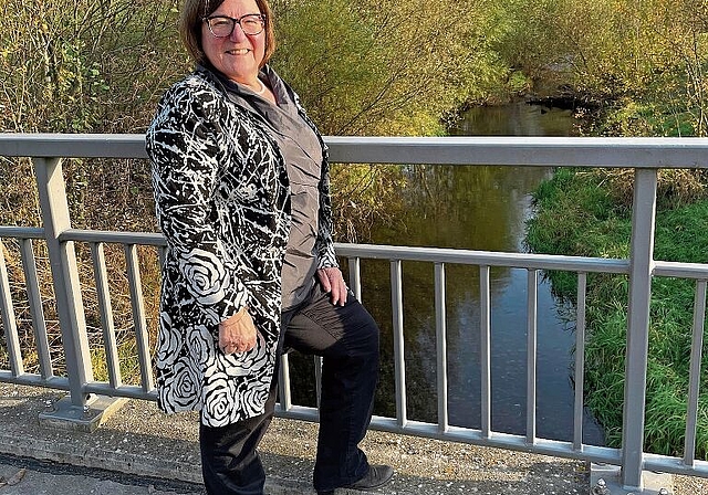 Sabina Vögtli-Fischer auf der Bünzbrücke: Die Renaturierung der Bünz war ihr ein besonderes Anliegen. Foto:  Hanny Dorer