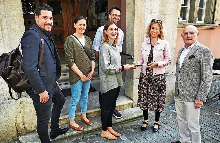 Übergabe des Tagesschule-Konzepts vor dem Rathaus: Raphael Rudolf, Corinne Horisberger-Buri, Andreas Kamber, Mirjam Schorno-Berger, Stadträtin Barbara Portmann-Müller und Wolfgang J. Pfund; vom Vereinsvorstand fehlen Reto Aus der Au und Christina 