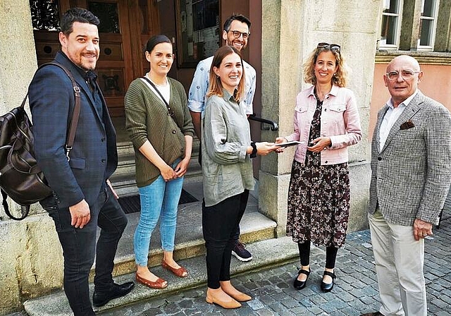 Übergabe des Tagesschule-Konzepts vor dem Rathaus: Raphael Rudolf, Corinne Horisberger-Buri, Andreas Kamber, Mirjam Schorno-Berger, Stadträtin Barbara Portmann-Müller und Wolfgang J. Pfund; vom Vereinsvorstand fehlen Reto Aus der Au und Christina 