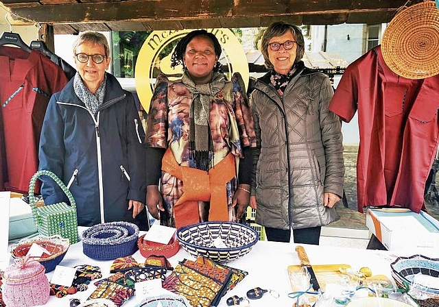 Auftritt am Maimärt: Stand der ugandischen Beatrice-Secondary-School Kyankwanzi mit Ruth Schmuki, Schulgründerin Regina Nasseremba und Maria Renggli; es fehlt hier Denise Bühlmann. Foto: Fritz Thut