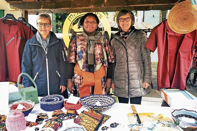 Auftritt am Maimärt: Stand der ugandischen Beatrice-Secondary-School Kyankwanzi mit Ruth Schmuki, Schulgründerin Regina Nasseremba und Maria Renggli; es fehlt hier Denise Bühlmann. Foto: Fritz Thut