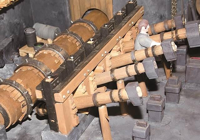 Das Modell der Hammerschmiede Seengen: Der Wellbaum und die fünf Bären werden im Frühjahr 2018 in Echtheit ihre Arbeit wieder aufnehmen. (PWi)