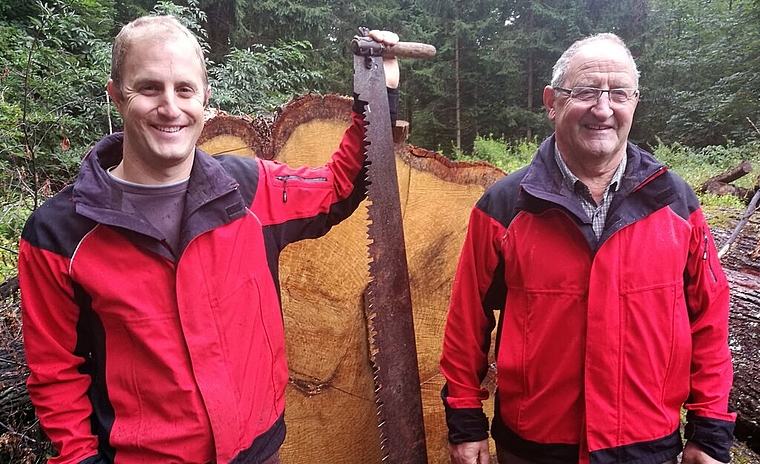 Sechste und fünfte Generation: Der künftige Betriebsleiter Matthias Bruder und Vater und Vorgänger Heinz Bruder am Waldumgang des Forstbetriebs Rietenberg in Seengen. Foto: Fritz Thut