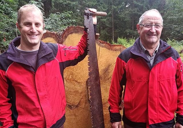 Sechste und fünfte Generation: Der künftige Betriebsleiter Matthias Bruder und Vater und Vorgänger Heinz Bruder am Waldumgang des Forstbetriebs Rietenberg in Seengen. Foto: Fritz Thut