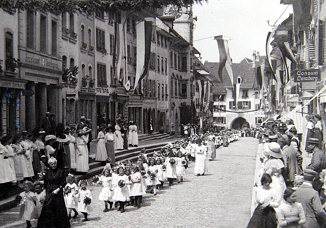 Wer stellt Fotos zur Verfügung? Jugendfestumzug in der Rathausgasse zu Beginn des letzten Jahrhunderts. Foto: Städtische Sammlung Lenzburg