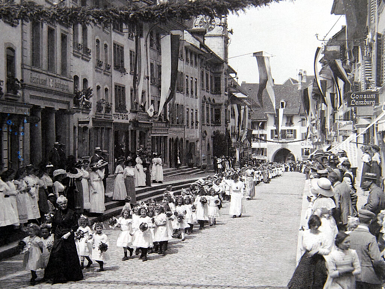 Wer stellt Fotos zur Verfügung? Jugendfestumzug in der Rathausgasse zu Beginn des letzten Jahrhunderts. Foto: Städtische Sammlung Lenzburg