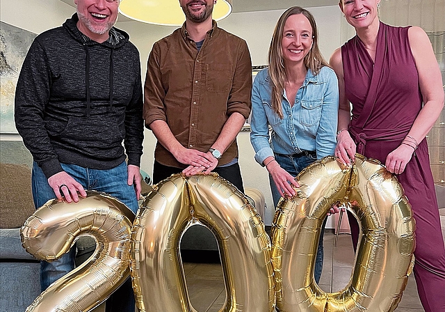 Die 200. Ausgabe «Mini Chuchi, dini Chuchi» mit Pia Eichenberger (Erste von rechts).Foto: SRF 