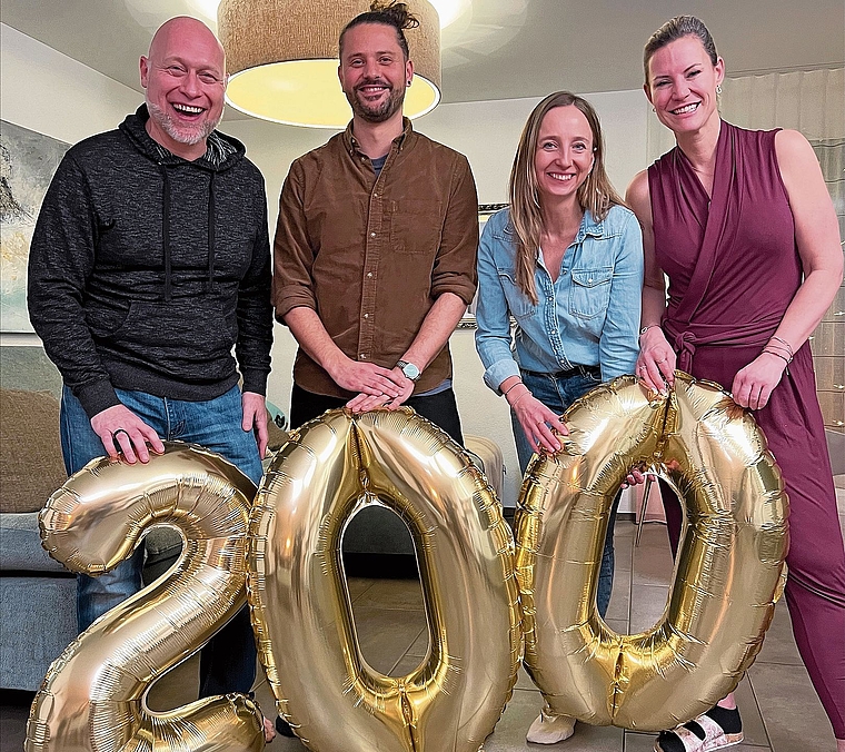 Die 200. Ausgabe «Mini Chuchi, dini Chuchi» mit Pia Eichenberger (Erste von rechts).Foto: SRF 