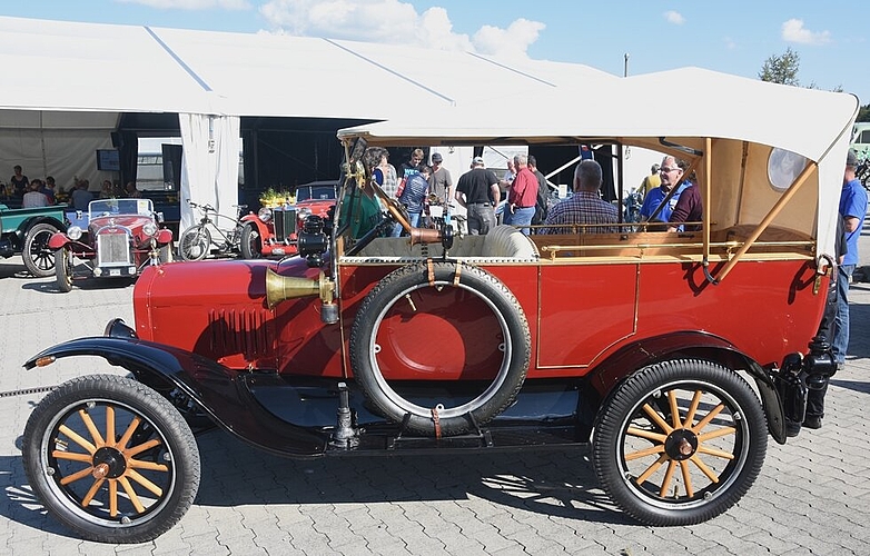Exotisch: Ford mit Holzspeichen und Reserverad aus dem Jahre 1920. Exotisch: Ford mit Holzspeichen und Reserverad aus dem Jahre 1920.