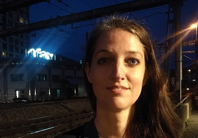 <em>Werk und Künstlerin:</em> Die Neon-Skulptur «Flights» links von Franziska Furter auf der alten Spenglerei im Quartier «Im Lenz» an der Vernissage. Foto: Fritz Thut