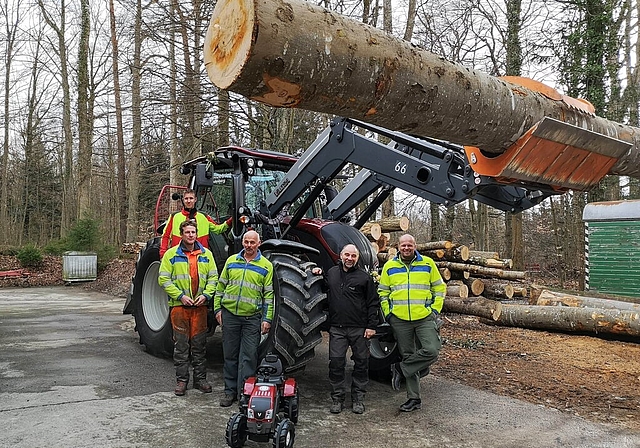 <em>Grosse Anschaffung: </em>Das Team vom Forstbetrieb Lindenberg um Betriebsleiter Urs Meyer mit dem neuen Forsttraktor. Foto: Fritz Thut