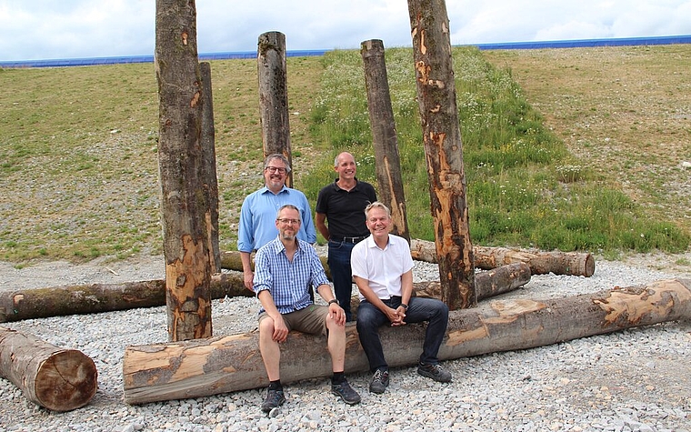 <em>Totholzinseln als neuer Lebensraum: </em>(vorne) Thibault Lachat, Professor für Waldökologie, und Marcel Bieri, Werkleiter Jura Cement AG, (hinten) Beat Flach, Stiftungsratspräsident Natur &amp; Wirtschaft, und Beat Haller, Fachverband Kies- u