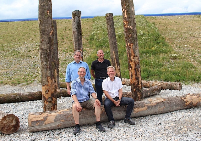 <em>Totholzinseln als neuer Lebensraum: </em>(vorne) Thibault Lachat, Professor für Waldökologie, und Marcel Bieri, Werkleiter Jura Cement AG, (hinten) Beat Flach, Stiftungsratspräsident Natur &amp; Wirtschaft, und Beat Haller, Fachverband Kies- u