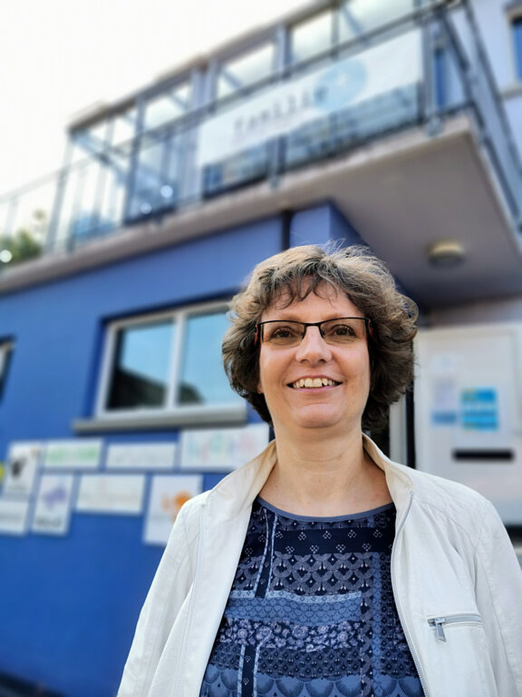 Seit Beginn dabei: Präsidentin Sabine Sutter-Suter vor dem Familie+-Haus. Foto: Fritz Thut