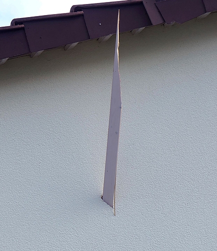 Ein Holzstück des abgerissenen Daches bohrte sich einige Häuser weiter wie ein Pfeil in die Hauswand eines Wohnblocks.Foto: AW Ein Holzstück des abgerissenen Daches bohrte sich einige Häuser weiter wie ein Pfeil in die Hauswand eines Wohnblocks.Foto: AW