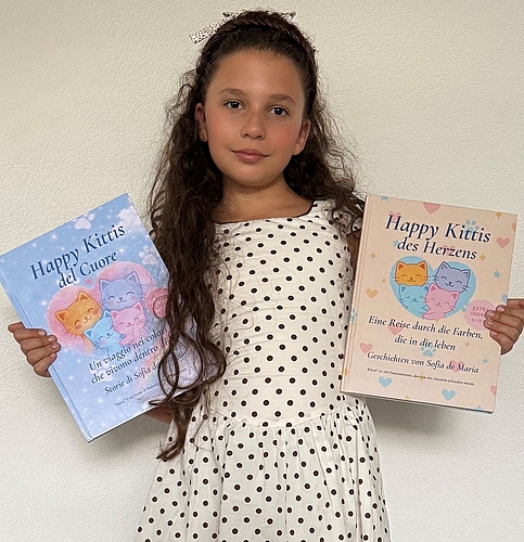 Sofia de Maria mit der italienischen und der deutschen Ausgabe ihres Kinderbuchs «Happy Kittis».Foto: zvg 