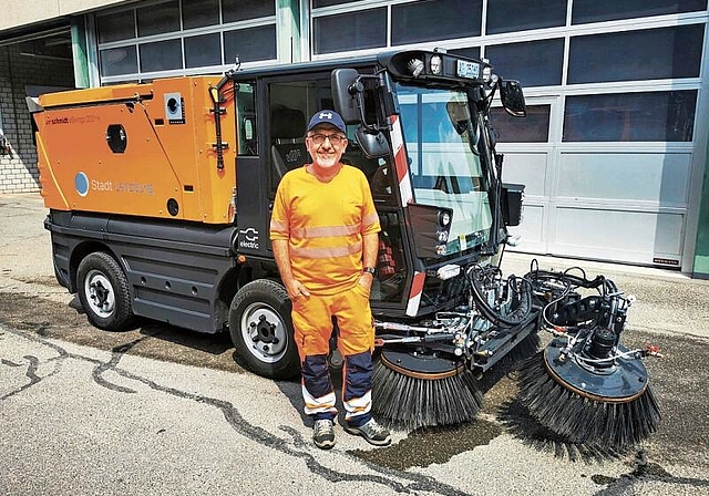 Mit Elektrokraft unterwegs: Adnan Berro mit der neuen Strassenkehrmaschine.Foto: Fritz Thut