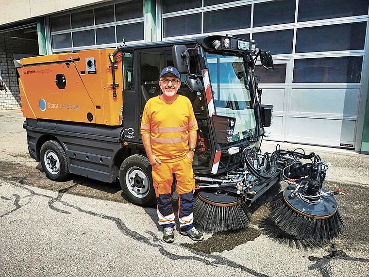 Mit Elektrokraft unterwegs: Adnan Berro mit der neuen Strassenkehrmaschine.Foto: Fritz Thut