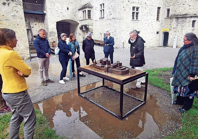 Einweihung in geschlossenem Rahmen: Geschäftsleitungsmitglieder von Museum Aargau und die Vorstandsmitglieder der Gesellschaft zum Falken und Fisch lauschen den Erläuterungen von Rudolf Velhagen zum neuen Bronze-Modell.Foto: Fritz Thut