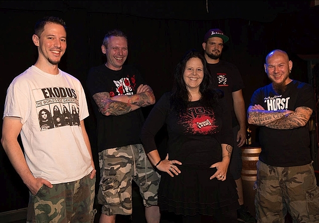 Bandmitglieder, die sich verstehen und auf der B¨ühne zusammen Spass haben: Jon Schnider, Simon Friburghaus, Sonja Traussnig, Roman Wettstein und Christian Traussnig (v.l.). Foto: zvg