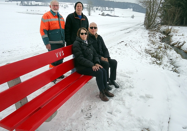 Auf Anregung von Jeanette und Franz Vogler (vorne) hat der Verkehrs- und Verschönerungsverein Sarmenstorf (vertreten durch Wendelin «Wendi» Langensand und Josef Weibel) am Erusbach eine Sitzbank montiert. Foto: tf